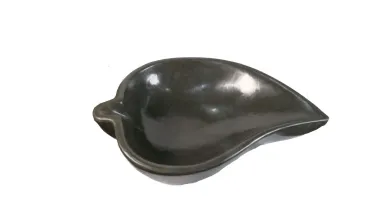 Schale mit Blattdesign, natürlicher Rand, ca. 50 x 36 x 15 cm. Hergestellt aus Riverstone 